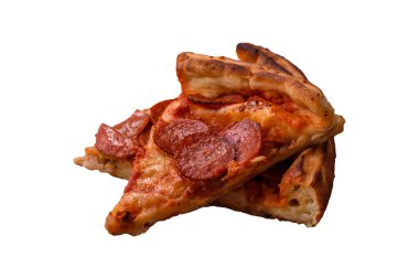 Sosisli, mozzarella peynirli, domatesli, tuzlu ve baharatlı pizza.