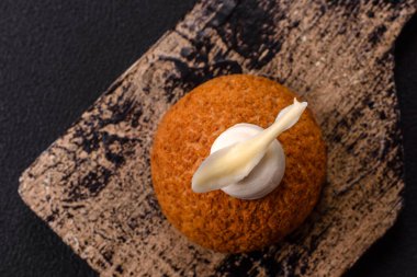 Koyu beton arka planda kremalı ve fındıklı lezzetli shu keki