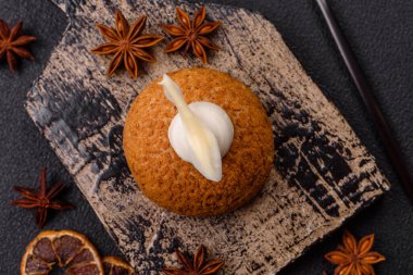 Koyu beton arka planda kremalı ve fındıklı lezzetli shu keki