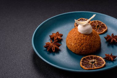 Koyu beton arka planda kremalı ve fındıklı lezzetli shu keki