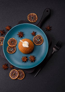 Koyu beton arka planda kremalı ve fındıklı lezzetli shu keki