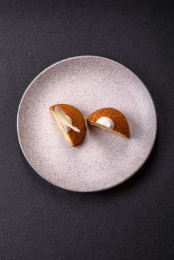 Koyu beton arka planda kremalı ve fındıklı lezzetli shu keki