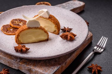 Koyu beton arka planda kremalı ve fındıklı lezzetli shu keki