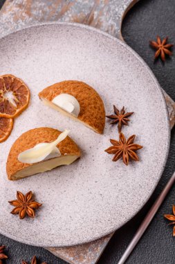 Koyu beton arka planda kremalı ve fındıklı lezzetli shu keki