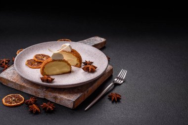 Koyu beton arka planda kremalı ve fındıklı lezzetli shu keki