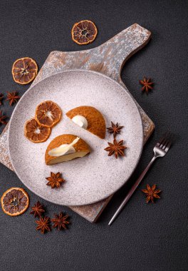 Koyu beton arka planda kremalı ve fındıklı lezzetli shu keki