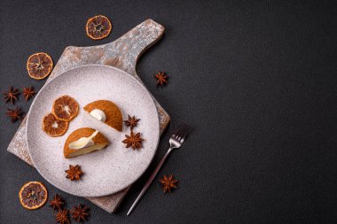 Koyu beton arka planda kremalı ve fındıklı lezzetli shu keki