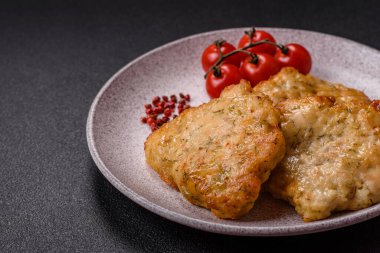 Lezzetli kızarmış domuz ya da koyu beton arka planda tuz ve baharatla ekilmiş tavuk pirzolası.