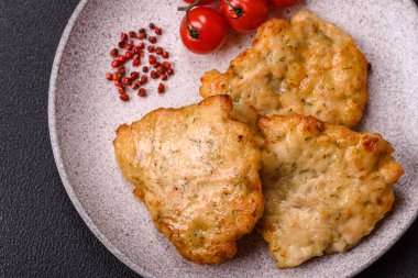 Lezzetli kızarmış domuz ya da koyu beton arka planda tuz ve baharatla ekilmiş tavuk pirzolası.