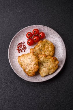 Lezzetli kızarmış domuz ya da koyu beton arka planda tuz ve baharatla ekilmiş tavuk pirzolası.