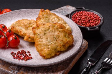 Lezzetli kızarmış domuz ya da koyu beton arka planda tuz ve baharatla ekilmiş tavuk pirzolası.