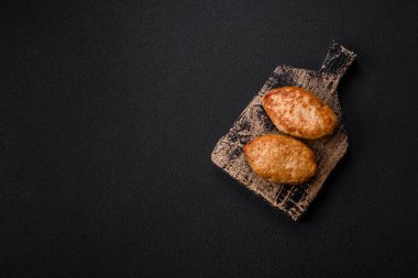 Lezzetli taze kıymalı balık pirzolası. Esmer arka planda baharatlar ve otlarla birlikte.