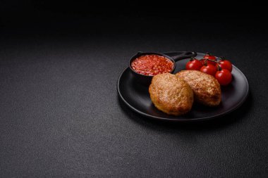 Lezzetli taze kıymalı balık pirzolası. Esmer arka planda baharatlar ve otlarla birlikte.