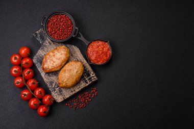 Lezzetli taze kıymalı balık pirzolası. Esmer arka planda baharatlar ve otlarla birlikte.