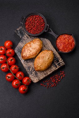 Lezzetli taze kıymalı balık pirzolası. Esmer arka planda baharatlar ve otlarla birlikte.