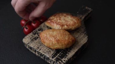 Lezzetli taze kıymalı balık pirzolası. Esmer arka planda baharatlar ve otlarla birlikte.