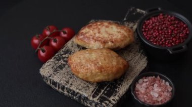 Lezzetli taze kıymalı balık pirzolası. Esmer arka planda baharatlar ve otlarla birlikte.