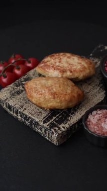 Lezzetli taze kıymalı balık pirzolası. Esmer arka planda baharatlar ve otlarla birlikte.