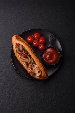 Kızarmış sosisli, domuz pastırması ve mantarlı, tuzlu, baharatlı ve otlu sandviç.