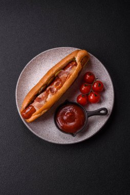 Kızarmış sosisli, domuz pastırması ve mantarlı, tuzlu, baharatlı ve otlu sandviç.