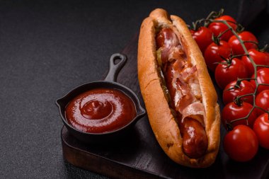 Kızarmış sosisli, domuz pastırması ve mantarlı, tuzlu, baharatlı ve otlu sandviç.