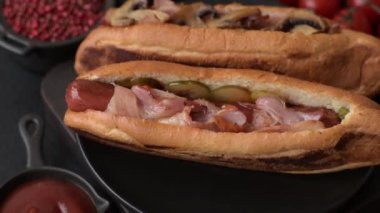 Kızarmış sosisli, domuz pastırması ve mantarlı, tuzlu, baharatlı ve otlu sandviç.