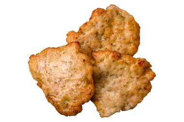 Lezzetli kızarmış domuz ya da beyaz arka planda tuzlu ve baharatlı tavuk pirzolası.