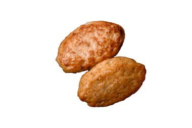 Beyaz bir arka planda baharat ve otlarla birlikte lezzetli taze kıymalı balık pirzolası.