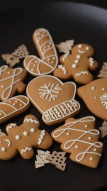 Ev yapımı zencefilli kurabiyeler tatlı ve tatil masası süsü olarak yapılır.