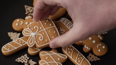 Ev yapımı zencefilli kurabiyeler tatlı ve tatil masası süsü olarak yapılır.