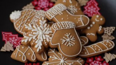 Ev yapımı zencefilli kurabiyeler tatlı ve tatil masası süsü olarak yapılır.