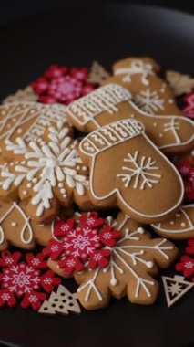 Ev yapımı zencefilli kurabiyeler tatlı ve tatil masası süsü olarak yapılır.