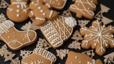 Ev yapımı zencefilli kurabiyeler tatlı ve tatil masası süsü olarak yapılır.