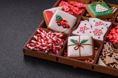 Ev yapımı zencefilli kurabiyeler tatlı ve tatil masası süsü olarak yapılır.