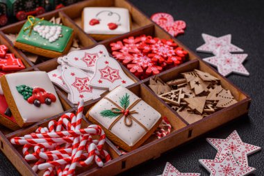 Ev yapımı zencefilli kurabiyeler tatlı ve tatil masası süsü olarak yapılır.