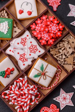 Ev yapımı zencefilli kurabiyeler tatlı ve tatil masası süsü olarak yapılır.