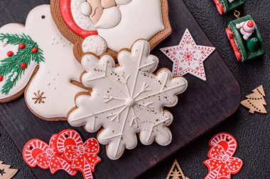 Ev yapımı zencefilli kurabiyeler tatlı ve tatil masası süsü olarak yapılır.