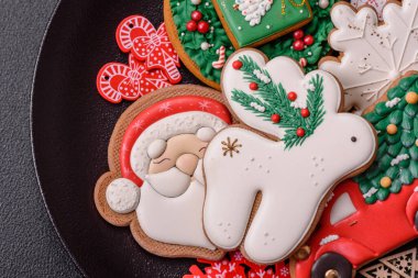 Ev yapımı zencefilli kurabiyeler tatlı ve tatil masası süsü olarak yapılır.