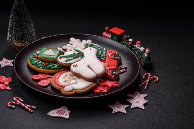 Ev yapımı zencefilli kurabiyeler tatlı ve tatil masası süsü olarak yapılır.