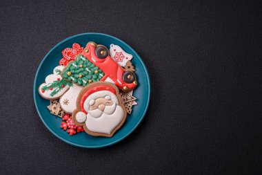 Ev yapımı zencefilli kurabiyeler tatlı ve tatil masası süsü olarak yapılır.