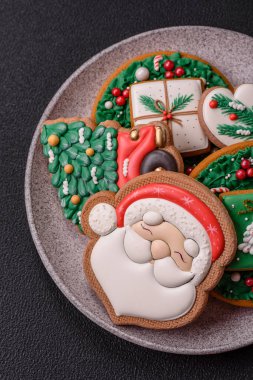 Ev yapımı zencefilli kurabiyeler tatlı ve tatil masası süsü olarak yapılır.