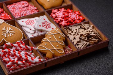 Ev yapımı zencefilli kurabiyeler tatlı ve tatil masası süsü olarak yapılır.