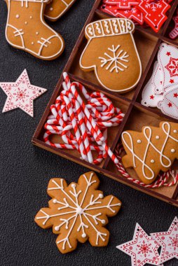 Ev yapımı zencefilli kurabiyeler tatlı ve tatil masası süsü olarak yapılır.