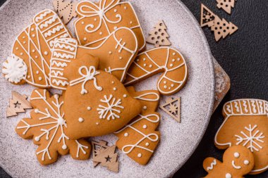 Ev yapımı zencefilli kurabiyeler tatlı ve tatil masası süsü olarak yapılır.