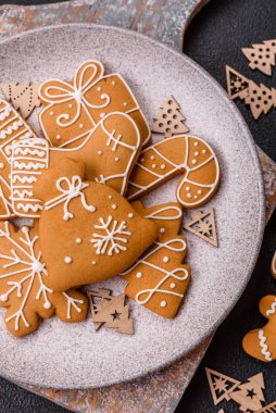 Ev yapımı zencefilli kurabiyeler tatlı ve tatil masası süsü olarak yapılır.