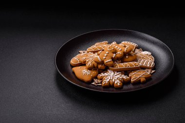 Ev yapımı zencefilli kurabiyeler tatlı ve tatil masası süsü olarak yapılır.