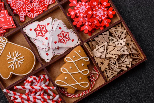 Ev yapımı zencefilli kurabiyeler tatlı ve tatil masası süsü olarak yapılır.