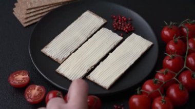 Sağlıklı, besleyici bir kahvaltı için krem peynirli, tam dikdörtgen tahıllı çıtır ekmek.