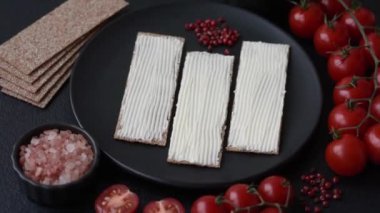 Sağlıklı, besleyici bir kahvaltı için krem peynirli, tam dikdörtgen tahıllı çıtır ekmek.