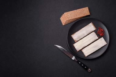 Sağlıklı, besleyici bir kahvaltı için krem peynirli, tam dikdörtgen tahıllı çıtır ekmek.